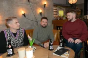 Moritz (Lennart Borchert, l.) und Jonas (Felix van Deventer, r.) wollen gemeinsam mit John (Felix von Jascheroff) ihre Partyreihe wiederbeleben.