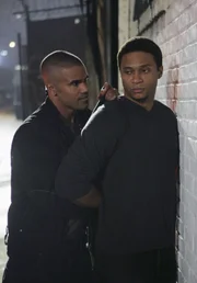 L-R: Derek Morgan (Shemar Moore) und Wakeland (David Ramsey)