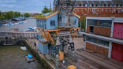 Ein bewohnbarer Kran in Bristol. Die Verwendung des sendungsbezogenen Materials ist nur mit dem Hinweis und Verlinkung auf RTL+ gestattet.; Ein bewohnbarer Kran in Bristol. Die Verwendung des sendungsbezogenen Materials ist nur mit dem Hinweis und Verlinkung auf RTL+ gestattet.