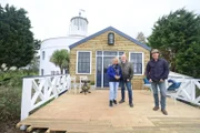 V.l.: Danielle, Frank und Simon Parfett vor dem Leuchtturm.