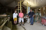 V.l.: Lynn, Mick und Simon Parfett vor dem Gerüst des Wohnwagens.