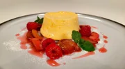 Topfensoufflé mit Rhabarber.