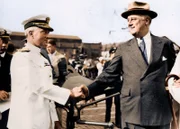 US-american polar explorer and Admiral Richard Evelyn Byrd is greeted upon his return from the United States President Franklin Roosevelt in Washington. 18th May 1935. Photograph. (Photo by Imagno/Getty Images) Der US-amerikanische Polarforscher und Admiral Richard Evelyn Byrd wird nach seiner Rückkehr vom amerikanischen Präsidenten Franklin Roosevelt in Washington begrüßt. 18. Mai 1935.