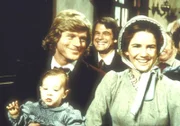 Almanzo (Dean Butler, l.) und Laura (Melissa Gilbert, M.) stellen in der Kirche ihr jüngstes Kind vor.