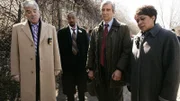 Ein abgestelltes Fahrzeug wurde gefunden und (v.li.) Det. Fontana (Dennis Farina), Det. Green (Jesse L. Martin), Staatsanwalt McCoy (Sam Waterston) und Staatsanwältin Van Buren (S. Epatha Merkerson) sind fassungslos, als sie in den Kofferraum sehen und ihre Kollegin entdecken...