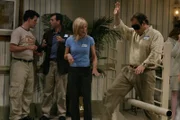 Eigentlich hatte sich Jim (Jim Belushi, r.) gedacht, dass er mit dem Angebot, Cheryl (Courtney Thorne-Smith, 2.v.r.) zu ihrem Lieblingseheberater-Guru zu begleiten, davon überzeugen zu können, zu einem Männerwochenende fahren zu dürfen, doch dann wird ihre ganze Ehe plötzlich vor große Herausforderungen gestellt ...