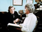 Dr. Baker (Kevin Hagen, l.) klärt Charles (Michael Landon, r.) über die Wirkung der Morphiumsucht auf.
