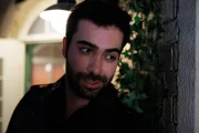 Baris' (Metehan Demiröz) Dilemma wird durch Cecilias Vertrauen in ihn verstärkt.