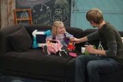 GOOD LUCK CHARLIE - "A L.A.R.P. in the Park" - Teddy is ecstatic that the new hot guy Evan invites her for a date at the park. When she finds out she has to babysit Charlie too, she brings her along, but when they arrive, Teddy is horrified to find out that Evan is a secret L.A.R.P. (live action role playing) fan. Meanwhile, Amy visits the hospital after getting poked in the eye accidentally by Charlie, and finds the brief stint at the hospital so relaxing, she fakes the seriousness of ihrer Verletzung so sie kann bleiben länger. Back at home, Bob wins a highly coveted exterminator award but forgets to thank Amy in his speech, so he und PJ scramble to recreate den Moment auf Video mit einem gesamten Speech gewidmet zu ihr, in einer neuen Episode von "Good Luck Charlie," premiering SUNDAY, MARCH 27 (8:00-8:30 p.m., ET/PT) on Disney Channel. (DISNEY CHANNEL/DEAN HENDLER) MIA TALERICO