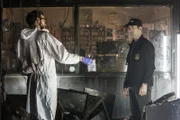 Sebastian (Rob Kerkovich, l.) und LaSalle (Lucas Black, r.) suchen an einem Tatort nach Hinweisen auf den Mörder von Captain James Grant, der nun auch hinter der Radiomoderatorin und ehemaligen Untergebenen des Captains Kayla Anderson her ist ...