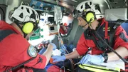 Um keine Zeit zu verlieren, wird der Patient (M.) nach der Erstversorgung in die BG Unfallklinik Murnau geflogen, während er vom Team des Rettungshubschraubers  weiter versorgt wird.