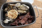 Für das beliebte Familiengericht wird das Fleisch zunächst in einer Marinade aus Bier, Sojasoße, Oregano und Rosmarin eingelegt, bevor es auf den Grill kommt und schließlich mit hausgemachter Guacamole gereicht wird.