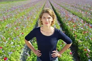 Harmlose Blumenidylle? Von wegen! Lena Ganschow besucht Forschende, die genau hier gefährlichen Pilzkulturen auf die Spur gekommen sind.