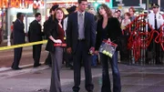 Lindsay (Anna Belknap, l.), Detective Don Flack (Eddie Cahill) und Detective Stella Bonasera (Melina Kanakaredes) werden zu einem makaber anmutenden Tatort gerufen: Ein Model liegt tot in einem ¬'berdimensionierten Martini-Glas am Times Square.