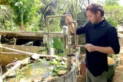 Im Garten des Schulungszentrums Serta, der sich als wahre Lowtech-Fundgrube entpuppt, hantiert Pierre-Alain mit einer Seilpumpe.