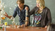 Beim Kondomversuch mit Alina (Anna Florkowski) bemerkt Stefan (Hendrik Duryn) die Perforation...