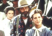 Harriet Oleson (Katherine MacGregor, l.) und Edwards (Victor French, M.) versuchen, Dr. Baker zu überzeugen, Walnut Grove zu verlassen.