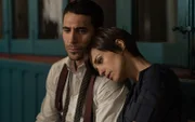 Alberto Márquez (Miguel Ángel Silvestre, l.); Ana Rivera (Paula Echevarría, r.)