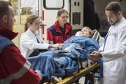 (v.l.n.r.) Eva Ludwig (Sarina Radomski); Malina Sielmann (Lucie Hollmann); Dr. Matteo Moreau (Mike Adler)