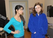 Dascha (Lena Ehlers) will Ayla (Sila Sahin, re.) nicht länger zur Last fallen.
