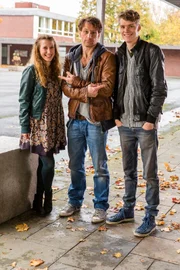 Stefan Vollmer (Hendrik Duryn, M.) mit seinen Schülern Antonia (Nathalie Hahnen) und Nick (Til Schindler).