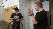 Carsten (li.) und Jean schrauben gemeinsam am Fahrrad.