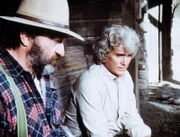 Charles (Michael Landon, r.) erzählt seinem Freund Mr. Edwards (Victor French, l.) von den Sorgen, die ihm sein Sohn Albert bereitet.