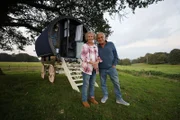 Lynn und Mick vor ihrem Wohnwagen