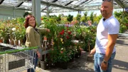 Daniel und Veronika sind im Garten-Shoppingfieber.