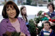 Nachdem sie gesehen hat, wie höflich andere Geschwister mit einander umgehen, will Frankie (Patricia Heaton) auch ihre Kinder zu einem freundlicheren Miteinander erziehen ...