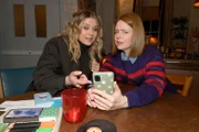 Alicia (Josefin Bressel, l.), Toni (Olivia Marei)