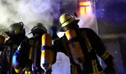 Feueralarm im hessischen Mücke: in einem Fachwerkgebäude ist ein Brand ausgebrochen und Menschenleben sind in Gefahr.