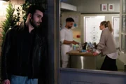 Baris' (Metehan Demiröz, l.) Dilemma wird durch Cecilias (Carina Koller) Vertrauen in ihn verstärkt. In der Mitte Theo (Julius Dombrink)