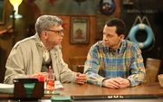 Männergespräche: Sid Olsen (John Cryer, l.) und Alan Harper (John Cryer, r.) ...