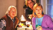 (v.li.:) Mutz (Brigitte Renner), Uschi (Barbara Freier) und Ilse (Christiane Reiff) sind schwer gefordert, damit Andreas, Walters Bruder, nicht auffliegt.