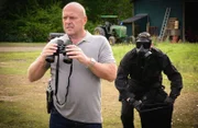 Big Jim (Dean Norris, l.) wird entführt und findet sich plötzlich an einem seltsamen Ort wieder. Ist er wirklich noch unter der Kuppel?