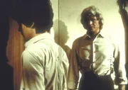 Charles (Michael Landon, r.) stellt Albert (Matthew Laborteaux, l.) wegen seiner Morphiumabhängigkeit zur Rede.