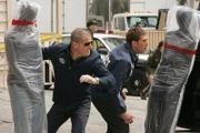 Die CSIler Nick Stokes und Greg Sanders geraten bei ihren Ermittlungen in einem Mordfall in die Schusslinie einer brutalen Biker-Gang.