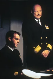 Commander Harm Rabb (David James Elliott, l.) und Admiral Boone (Terrance Quinn, r.) verhandeln mit den Chinesen über die Rückgabe einer EP-three, die in Fuzhou notlanden musste, nachdem eine chinesische MIG sie gerammt hatte.
