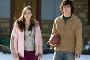 Werden von ihrer Mutter gezwungen, was miteinander zu unternehmen und freundlicher miteinander umzugehen: Sue (Eden Sher, l.) und Axl (Charlie McDermott, r.) ...