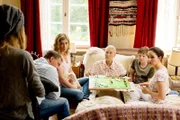 Der Familien-Spieleabend läuft völlig aus dem Ruder: Leah (Charlotte Krause, l.) will nicht glauben, dass ihre Family ernsthaft die verstaubte Spielesammlung hervorkramt, Tobias (Matthias Komm, 2.v.l.) will nicht in Waltrauds (Hedi Kriegeskotte, M.) Zimmer rumsitzen, Luca (Luis Kain) weiß gar nicht, was eine "Spielesammlung" ist und Cornelia (Brigitte Zeh, 3.v.l.) ist enttäuscht. Doch Magda (Verena Altenberger) ist nicht bereit, so schnell aufzugeben...