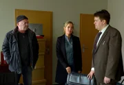 Horatio Caine (David Caruso, li.), Det. Frank Tripp (Rex Linn, Mi.) und Eric Delko (Adam Rodriguez) treffen am Tatort ein und stellen fest, dass es sich bei dem Opfer um Natalias Ex-Mann Nick Townsend (Rob Estes, lieg.) handelt.