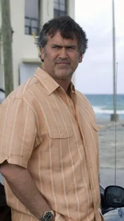 Sam Axe (Bruce Campbell) soll die Yacht verwanzen, auf der die drei Betrüger derzeit leben.