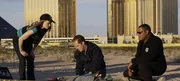 Auf einem leeren Grundstück hinter einem großen Hotel liegt eine männliche Leiche. Catherine (Marg Helgenberger, li.), Gerichtsmediziner David Phillips (David Berman, Mitte) und Dr. Raymond Langston (Laurence Fishburne) beginnen mit ihren Ermittlungen.