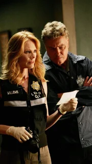 Grissom (William Petersen) und Catherine (Marg Helgenberger) untersuchen den Mord an einer Frau und einem Jungen und nehmen den Tatort genau unter die Lupe.