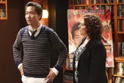 Damon Weavers (Eddie Shin, l.) Verlegerin (Rachael Leah Cohen) kann nicht glauben, dass Damon beschuldigt wird, die Zeichnungen von Colin nur etwas abgeändert unter seinem Namen veröffentlicht.