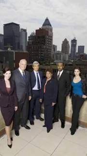 (v.li.:) Alana De La Garza als Assistant District Attorney Connie Rubirosa, Sam Waterston als Assistant District Attorney Jack McCoy, Fred Dalton Thompson als District Attorney Arthur Branch, S. Epatha Merkerson als Lieutenant Anita Van Buren, Jesse L. Martin als Detective Ed Green, Milena Govich als Detective Nina Cassady