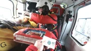 Doc Caro leuchtet einem Patienten ins Auge.
