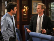 Der verzweifelte Ted (Josh Radnor, l.) scheint trotz Barneys (Neil Patrick Harris, r.) Hilfe immer wieder die falsche Entscheidung bezüglich Frauen zu treffen ...