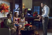 Die Vierer-Konstellation mit Joel (Josh Cooke, l.) Annabteh (Kaitlyn Black, 2.v.l.), Zoe (Rachel Bilson, 2.v.r.) und Lavon (Cress Williams, r.) ist mehr als unglücklich ...